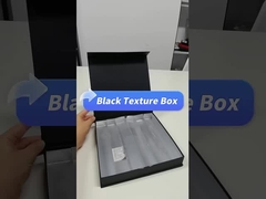 Luxe karton, chocolade, papieren doos, zwarte magnetische cadeaubon met papieren splitsers.