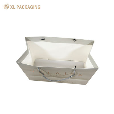 kopen Custom 250Ggsm kunstpapier luxe winkeltassen met matte laminatie en versterkte handgrepen voor premium retail verpakkingen online vervaardiging