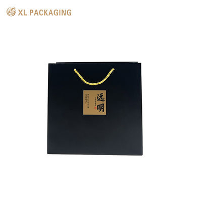 kopen Custom Logo Matte Zwarte Papier Tote Bag met Kraft Calligraphy Stickers en Twisted Golden Cord Handles voor milieuvriendelijke cadeauverpakkingen online vervaardiging