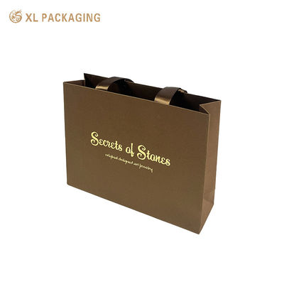kopen Custom Gold Foil Stamping Kraft Paper Gift Bag met Matte Satin Ribbon Handles en Versterkte Double Fold Edge online vervaardiging