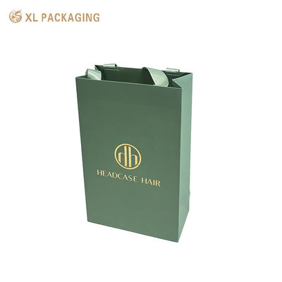 kopen Custom Gold Foil Logo Matte Sage Green Frosted Art Paper Gift Bag met kleurmatching Wide Satin Ribbon Handles online vervaardiging