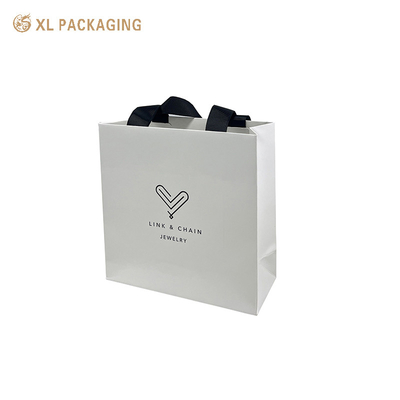 kopen Groothandel Custom Pantone Kleur Wegwerp Hotel Met Papieren Tas Met Gouden Strips Handle online manufacture