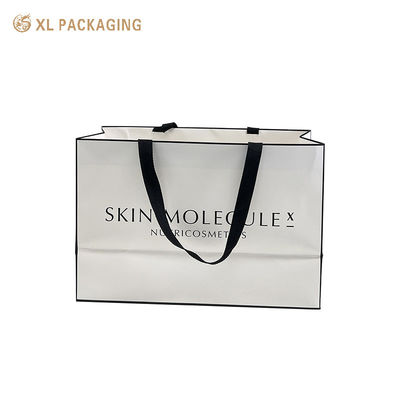 Op maat gemaakte luxe mat wit bekleed kunstpapier cadeautas met breed zwart geweven lint handvat voor cosmetische detailhandel