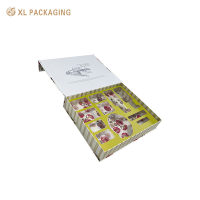 Custom Elegant Binnenkant Wit Kleur Print Magnetische SkinCare Verpakking 157gm Kunstpapier Verpakking Cosmetische doos