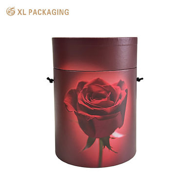 Luxe Rose Flower Paper Tube Box met Custom Rose Artwork Zwart touwhandvat en Bourgogne Rode Matte Afwerking