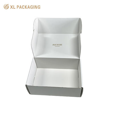 Platte verzendingsdozen met witte golflengte. Dubbelgrijze kartonnen matte verpakking voor thee, chocolade en schoonheidsproducten.