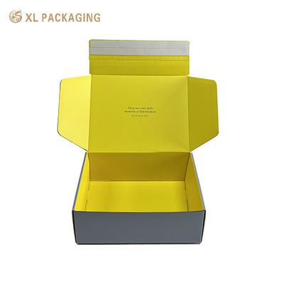 Op maat gedrukte gegolfde mailboxen voor cosmetica. Luxe grijze en gele verzenddozen met logo. Gemakkelijke traanstrook voor schoonheidsproducten.