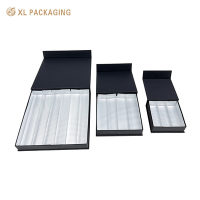 Luxe karton, chocolade, papieren doos, zwarte magnetische cadeaubon met papieren splitsers.