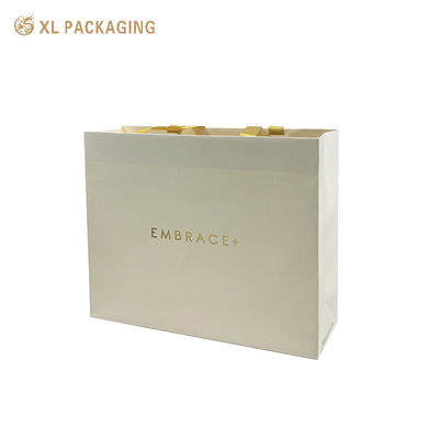 Premium Custom Gold Foil Stamped Paper Gift Bag met Satin Ribbon Handles en Versterkt Gevouwen Top