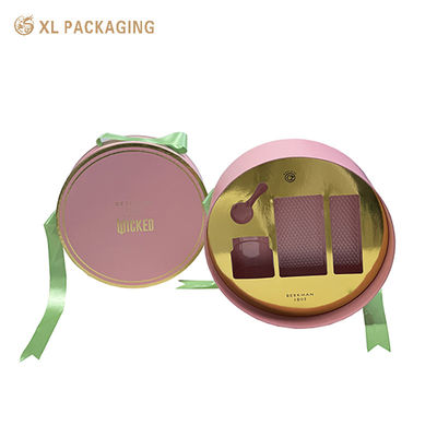 Op maat gemaakte ronde doos met een deksel en een basis voor cosmetische cadeautjes, naakte roze stijve doos met goud warm stempelen met groen satin lint en PET-invoegsel