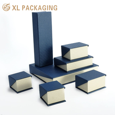 Perfect voor trouwgeschenken bruidsfeestjes Juwelen Merken Luxe Juwelen Verpakking Met Custom Logo Geschenkdozen Voor oorbellen Ringen Satine Interieur Gedrukt Design Stapelbaar Tray