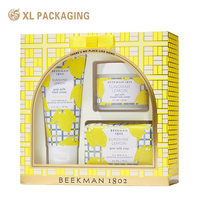 Op maat gedrukte luxe cadeaubon met groot gebogen transparant raam en decoratieve satine boog voor cosmetische verpakking