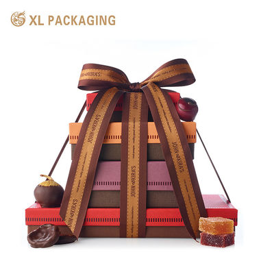 Op maat gemaakte chocoladegeschenkdozen van goudfolie met strik en papieren inleg – Luxe kerst- en bedrijfsmanden