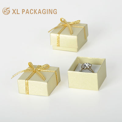 Op maat gemaakte 800g stijve geschenkdoos voor sieraden met witte fluwelen inzet en goudkleurige lintstrik voor ringen